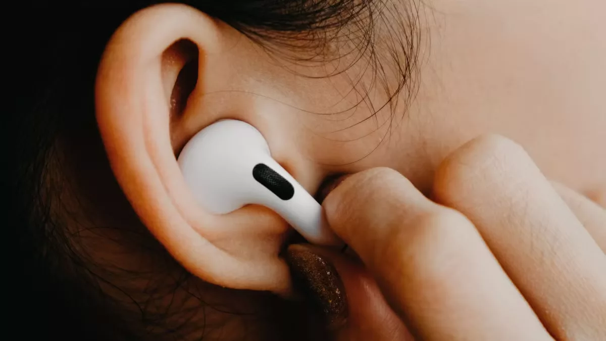 apple-airpod-woman-ear